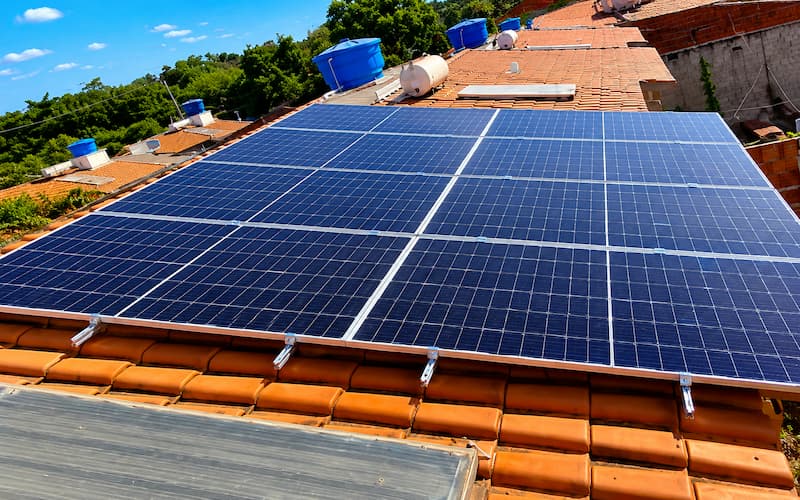 Usina solar residencial instalada no bairro Jardim Florianópolis, Cuiabá