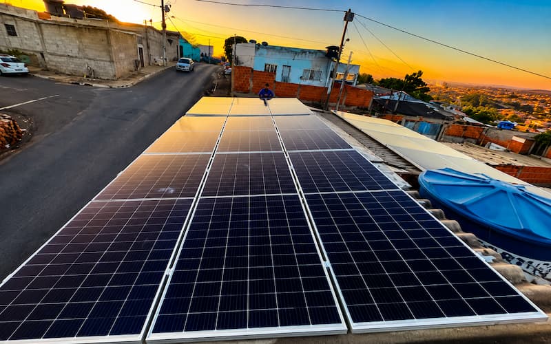 Usina solar residencial instalada no bairro Cohab Nova, Poconé